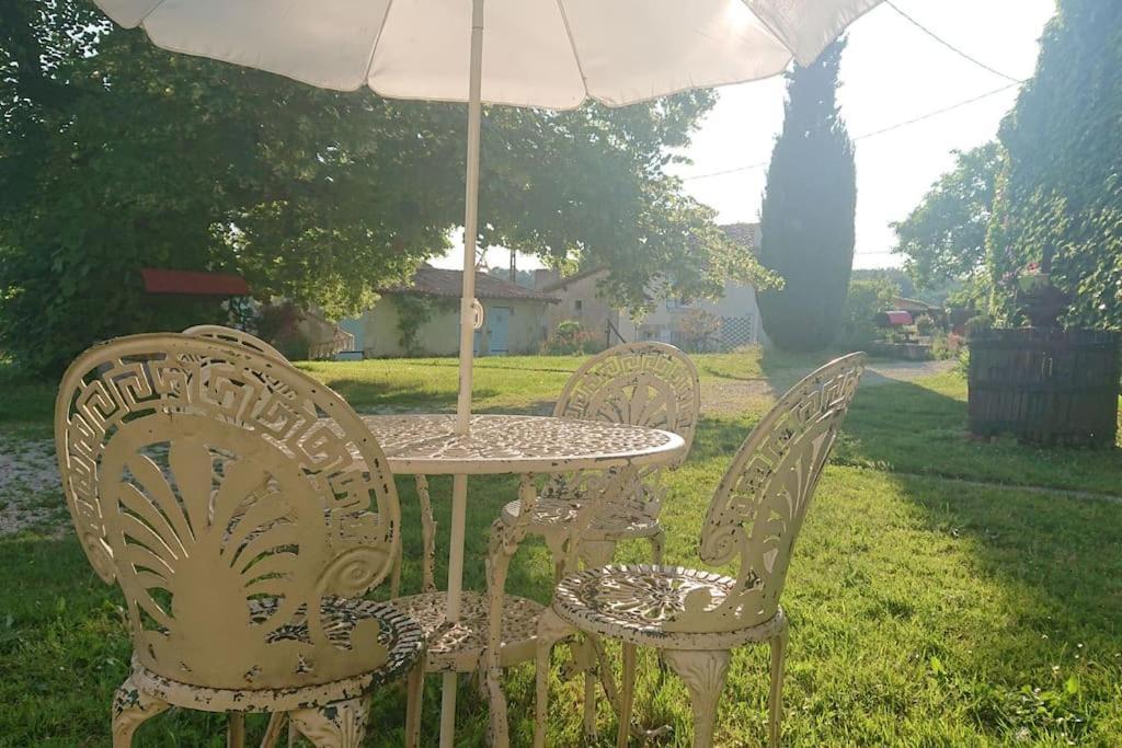 Entire Apartment With Swimming Pool Near Aubeterre Saint-Romain  Esterno foto