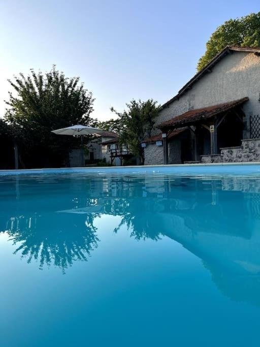 Entire Apartment With Swimming Pool Near Aubeterre Saint-Romain  Esterno foto