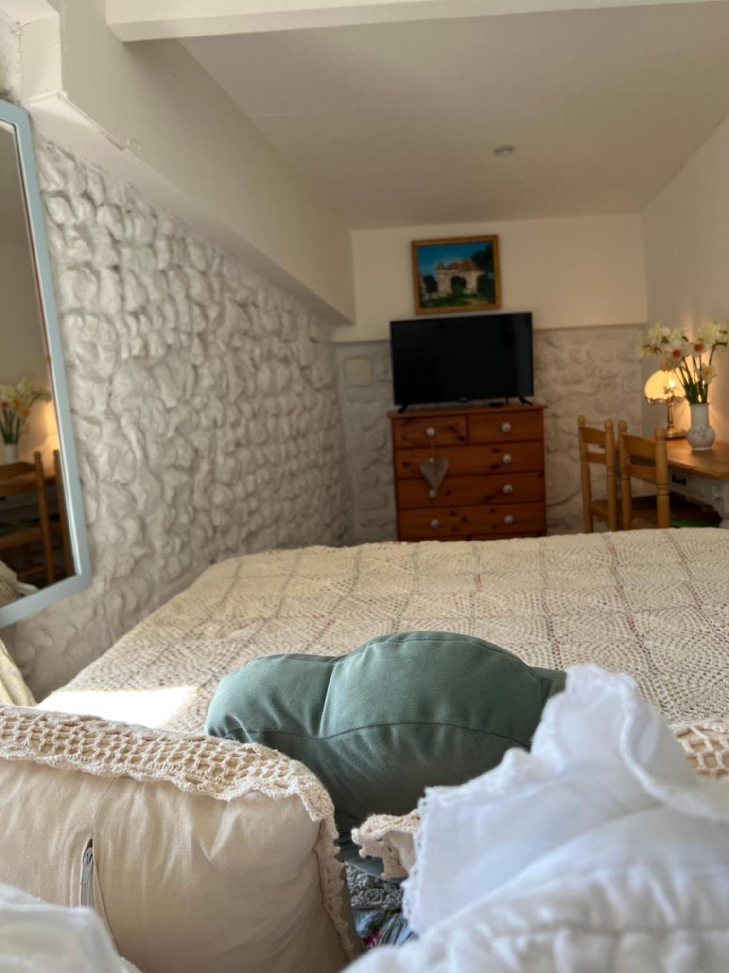 Entire Apartment With Swimming Pool Near Aubeterre Saint-Romain  Esterno foto