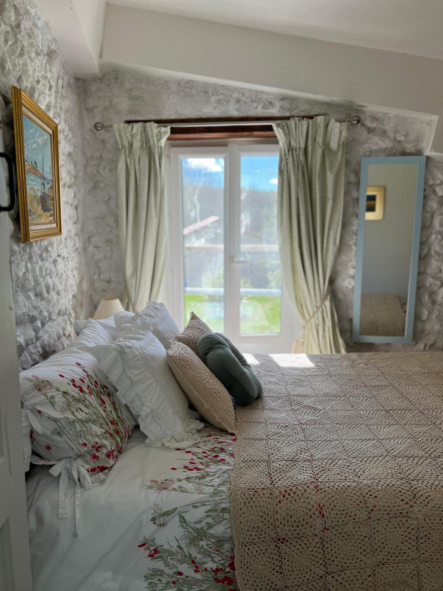 Entire Apartment With Swimming Pool Near Aubeterre Saint-Romain  Esterno foto