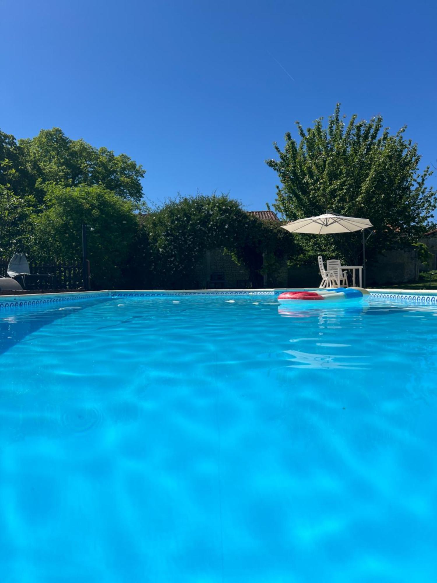 Entire Apartment With Swimming Pool Near Aubeterre Saint-Romain  Esterno foto